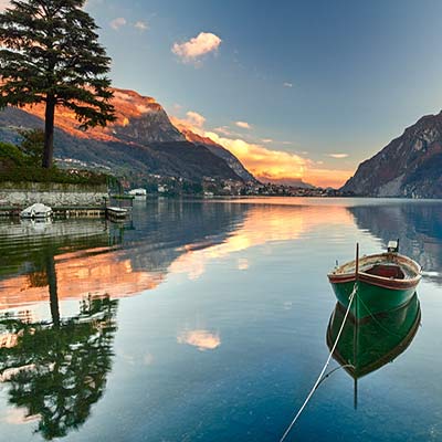 Lomat maalaistalossa järven lähellä