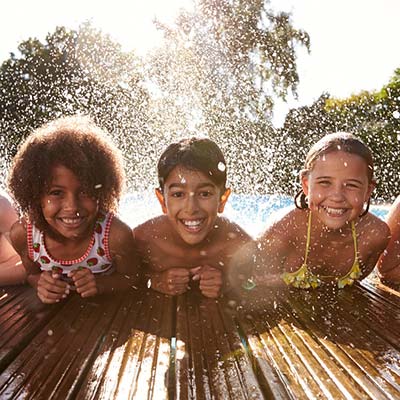 Maalaistaloissa on uima-allas lapsille