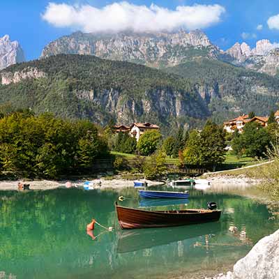 Lomat maalaistalon vuoristossa